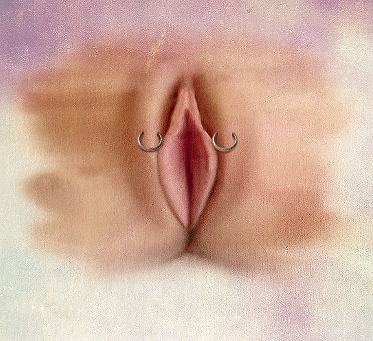 Пирсинг больших половых губ 